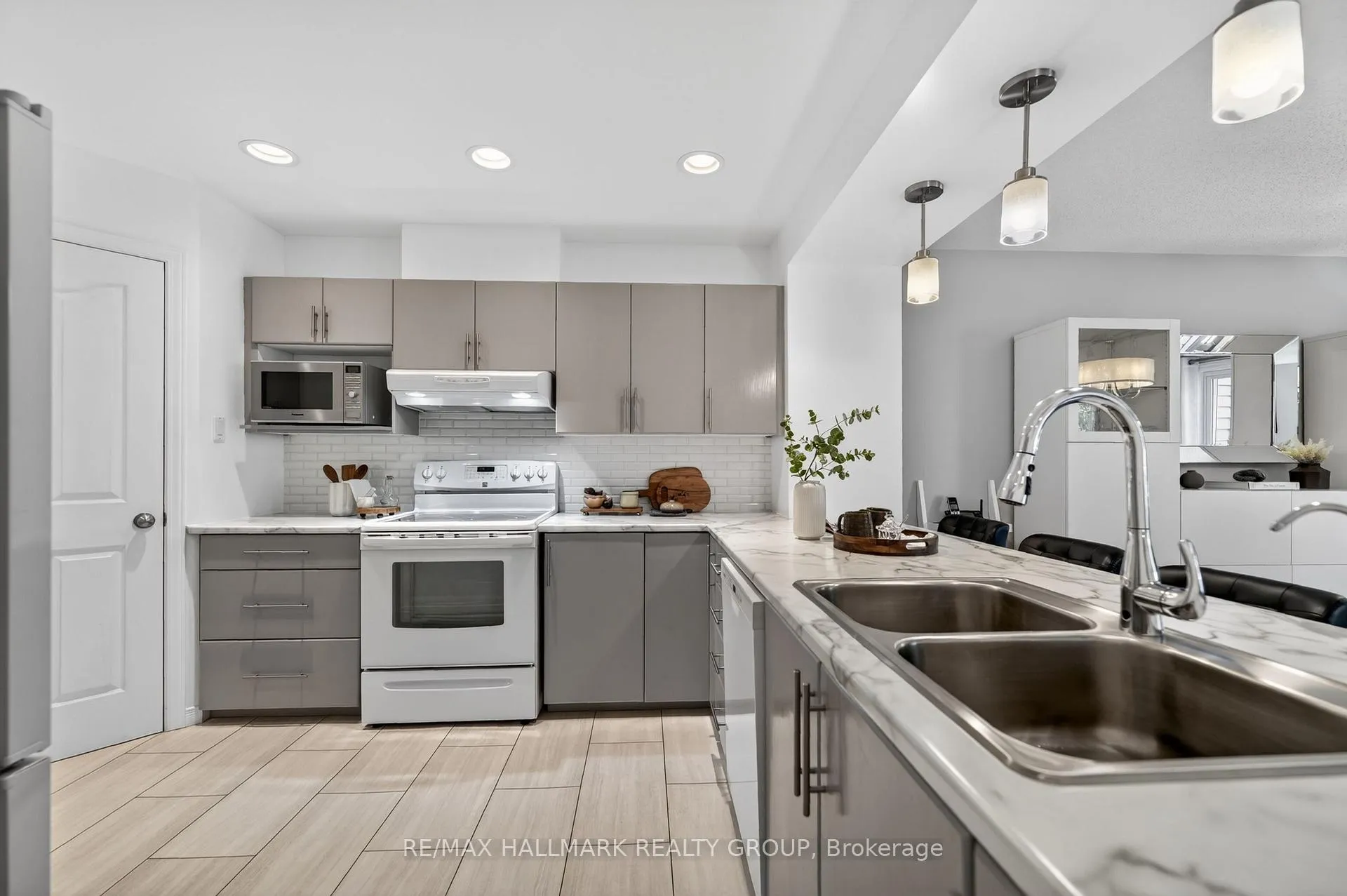 Photo 5 of 968 Lucille Way, Ottawa, Notting Hill/Summerside — HOMEH