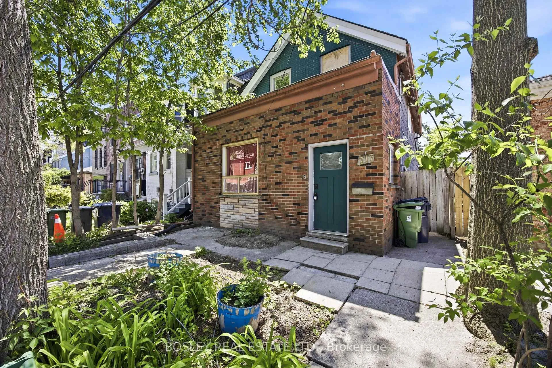 Front of 717 Richmond Street W