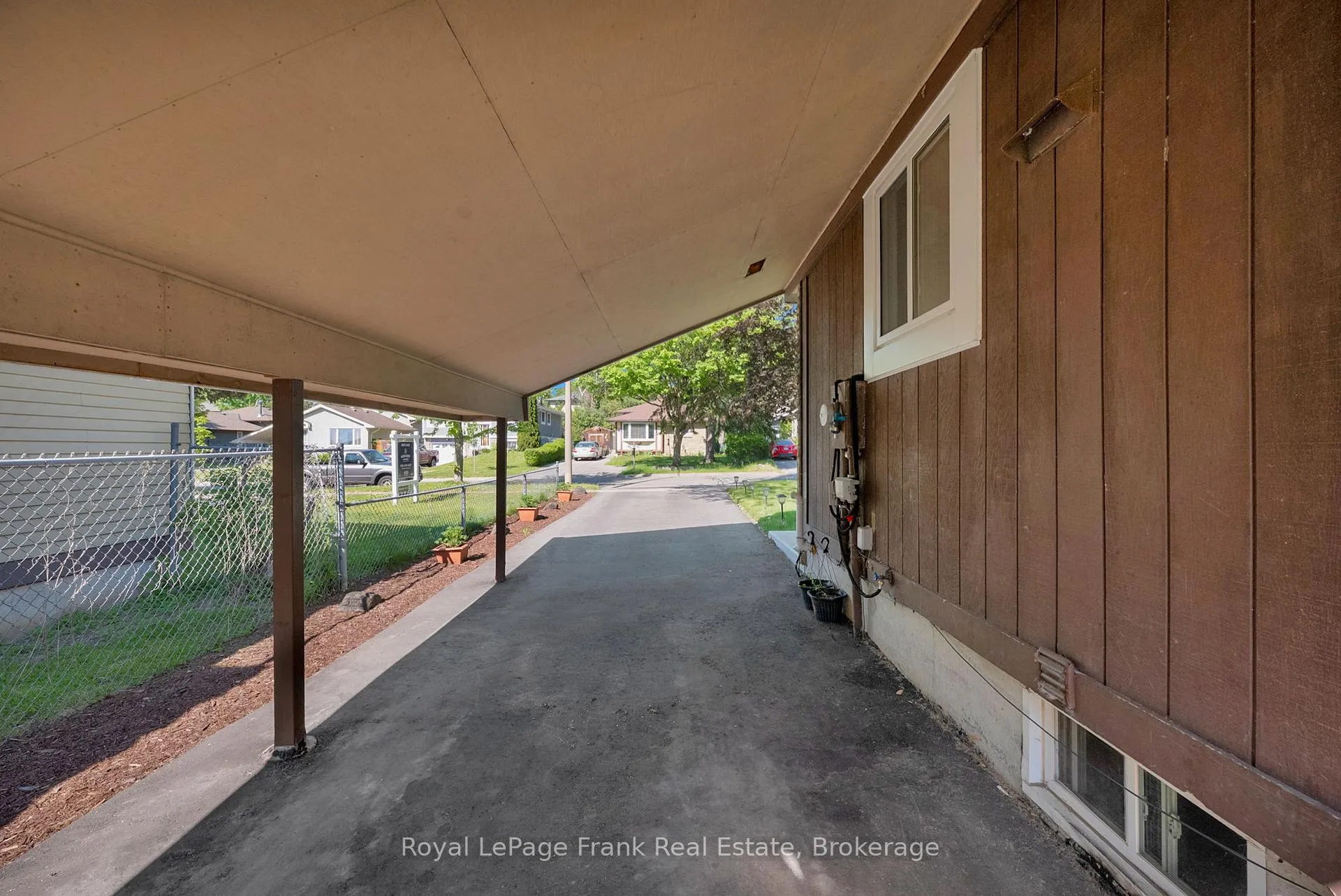 Photo 3 of 576 Annandale Street, Oshawa, Donevan — HOMEH