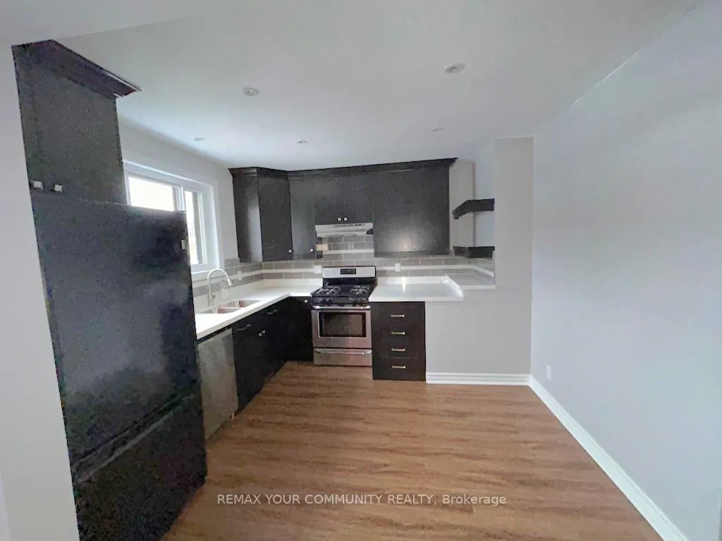 Photo 4 of Unit Main Floor, 44 Davis Road, Aurora, Aurora Highlands — HOMEH