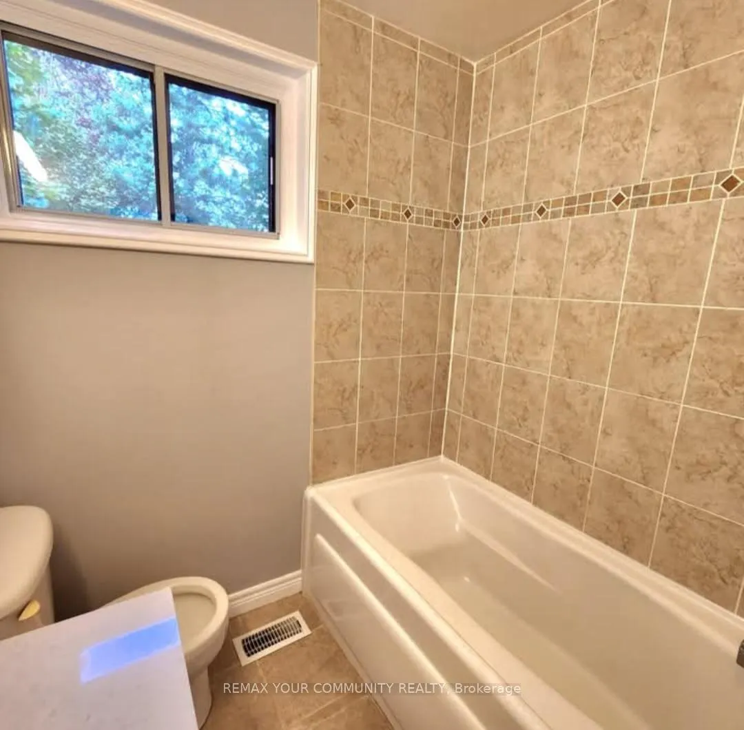 Photo 8 of Unit Main Floor, 44 Davis Road, Aurora, Aurora Highlands — HOMEH
