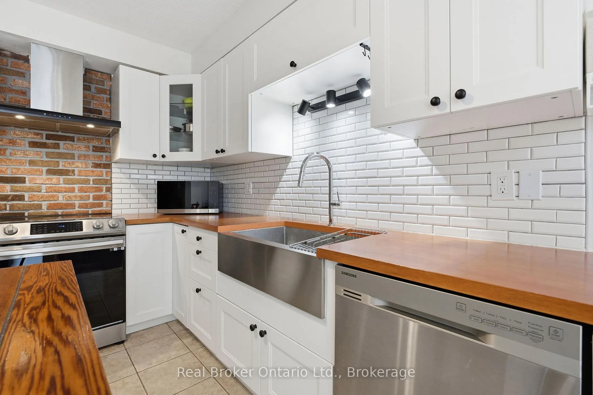 Photo 9 of Unit 19, 10 Fallowfield Drive, Kitchener, Country Hills East — HOMEH