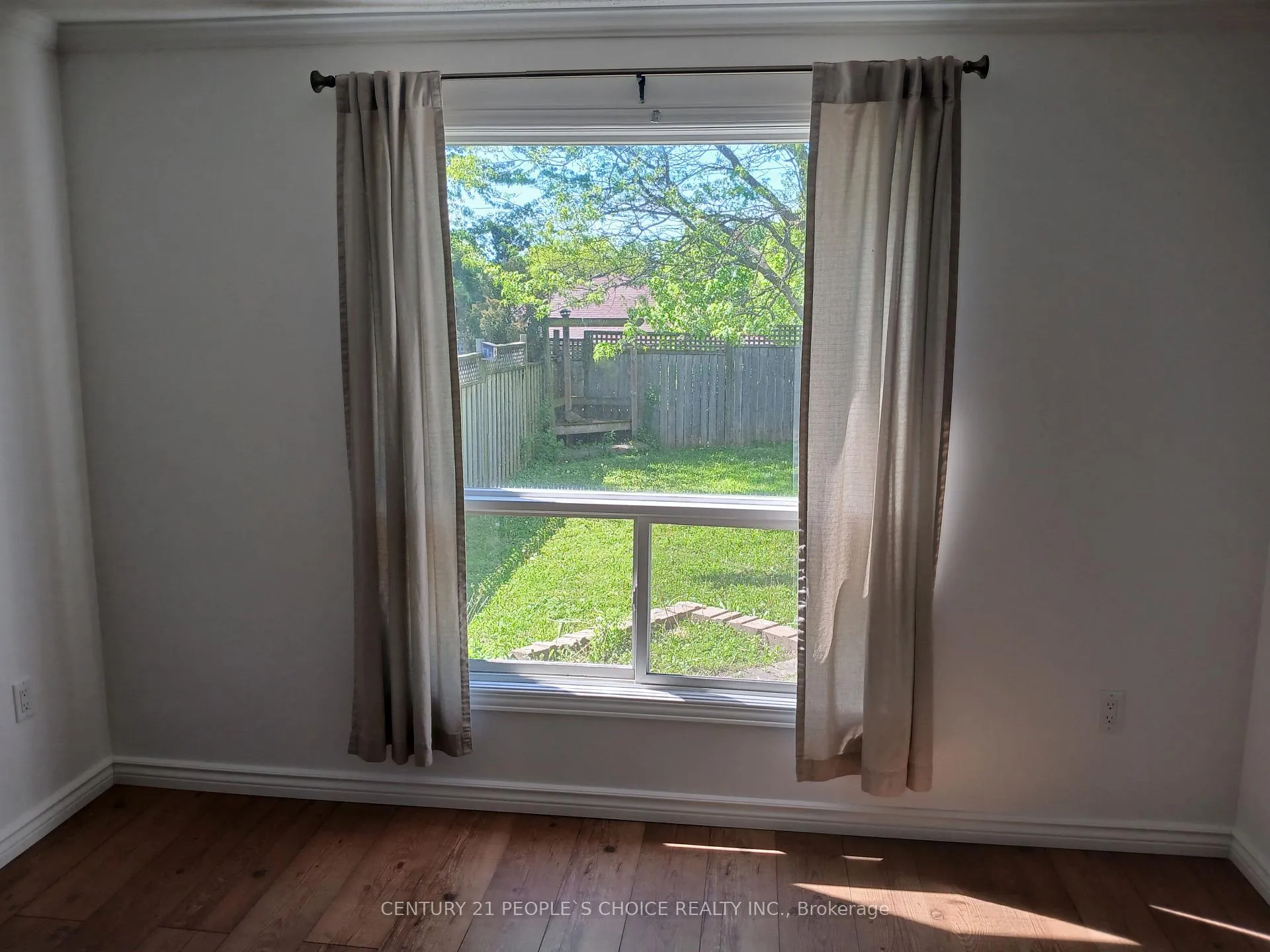 Photo 2 of 31 Moss Place, Guelph, Kortright West — HOMEH