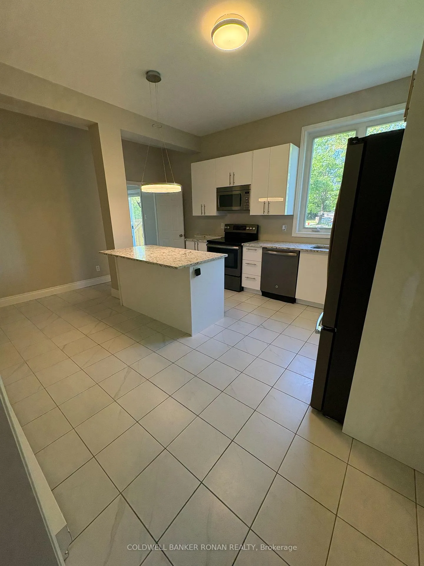 Photo 2 of 1429 Meadow Drive, Ottawa, Greely — HOMEH