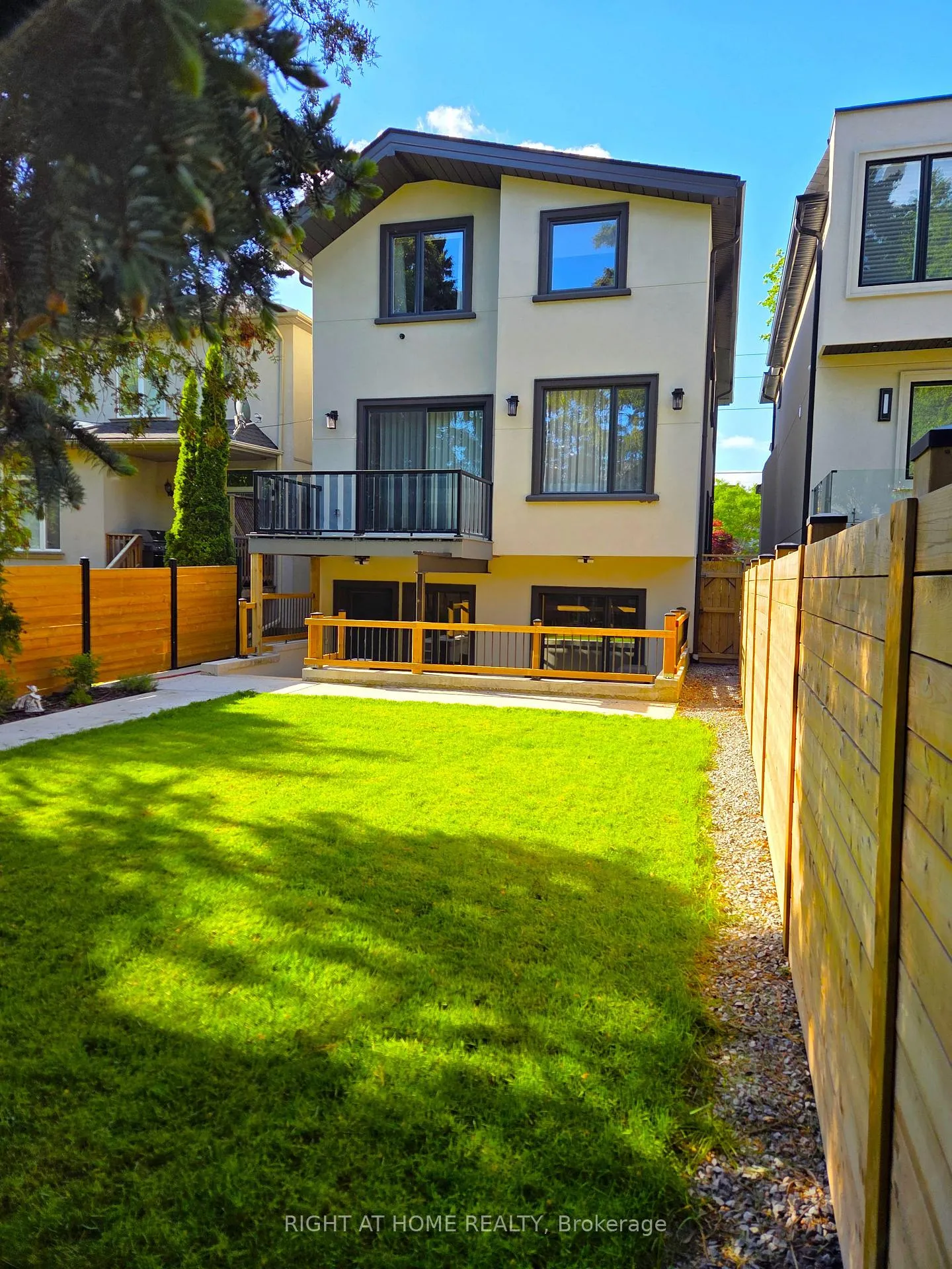 Photo 5 of 586 Broadway Avenue E, Toronto, Leaside — HOMEH