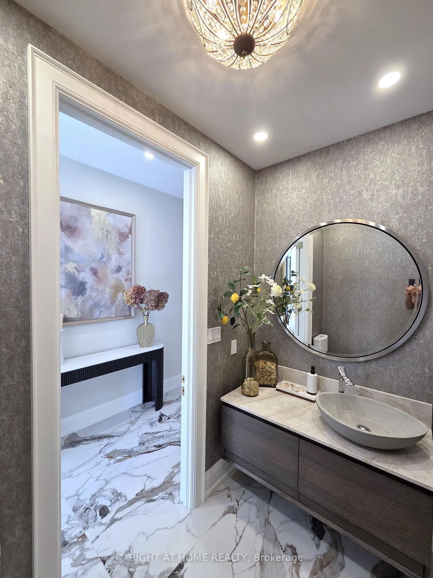 Photo 10 of 586 Broadway Avenue E, Toronto, Leaside — HOMEH