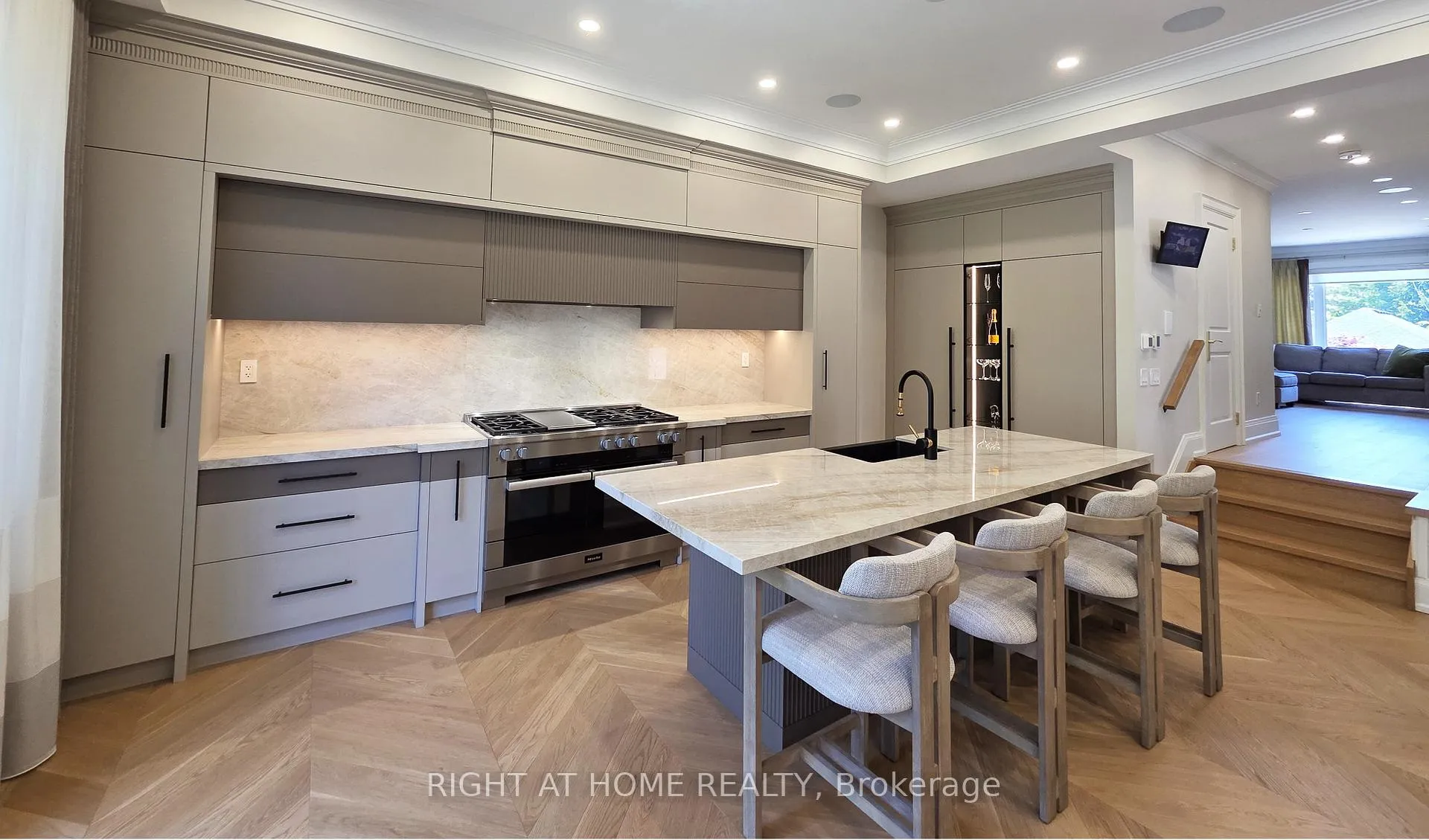 Photo 11 of 586 Broadway Avenue E, Toronto, Leaside — HOMEH