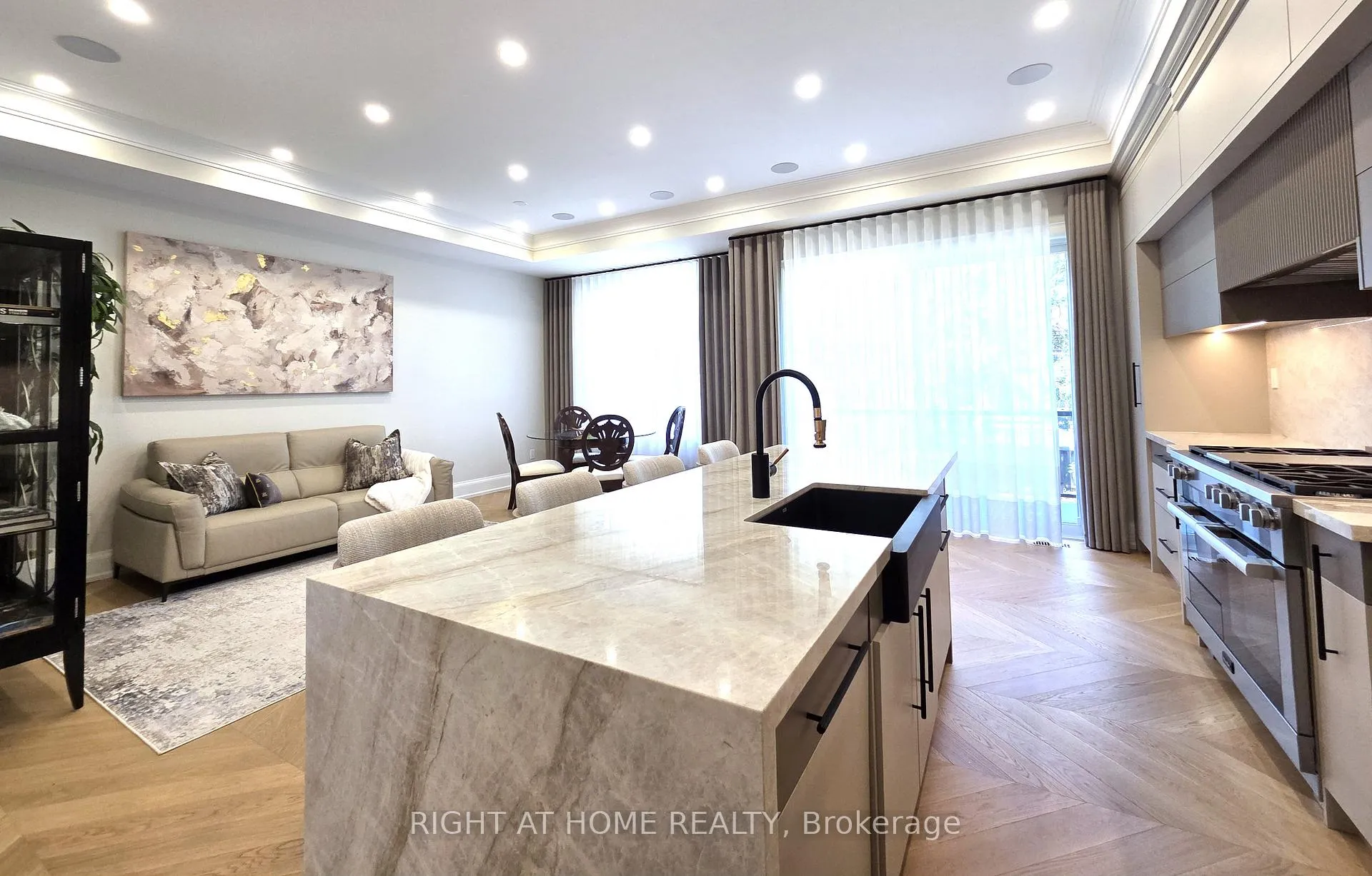 Photo 12 of 586 Broadway Avenue E, Toronto, Leaside — HOMEH