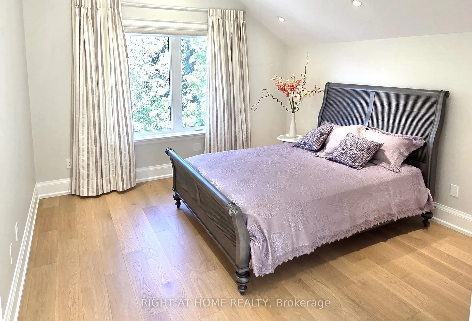 Photo 15 of 586 Broadway Avenue E, Toronto, Leaside — HOMEH