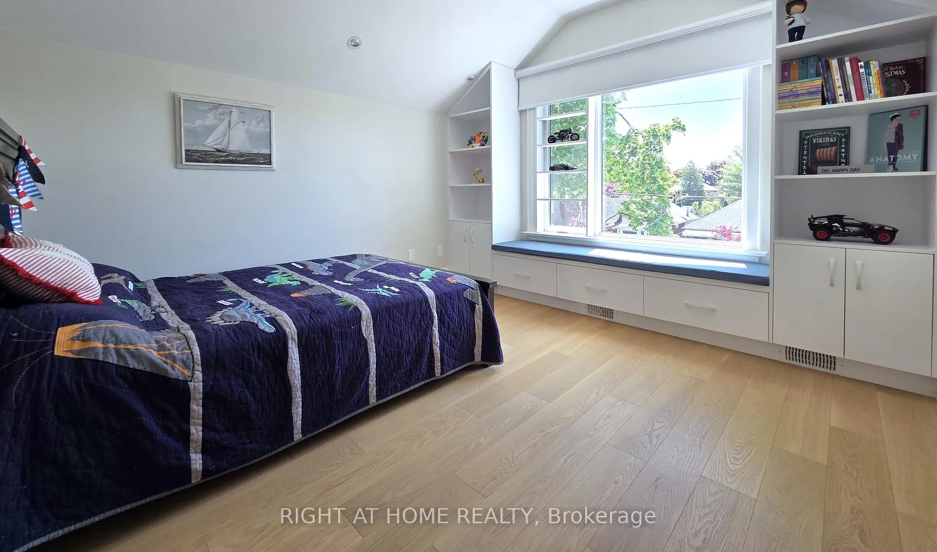 Photo 16 of 586 Broadway Avenue E, Toronto, Leaside — HOMEH