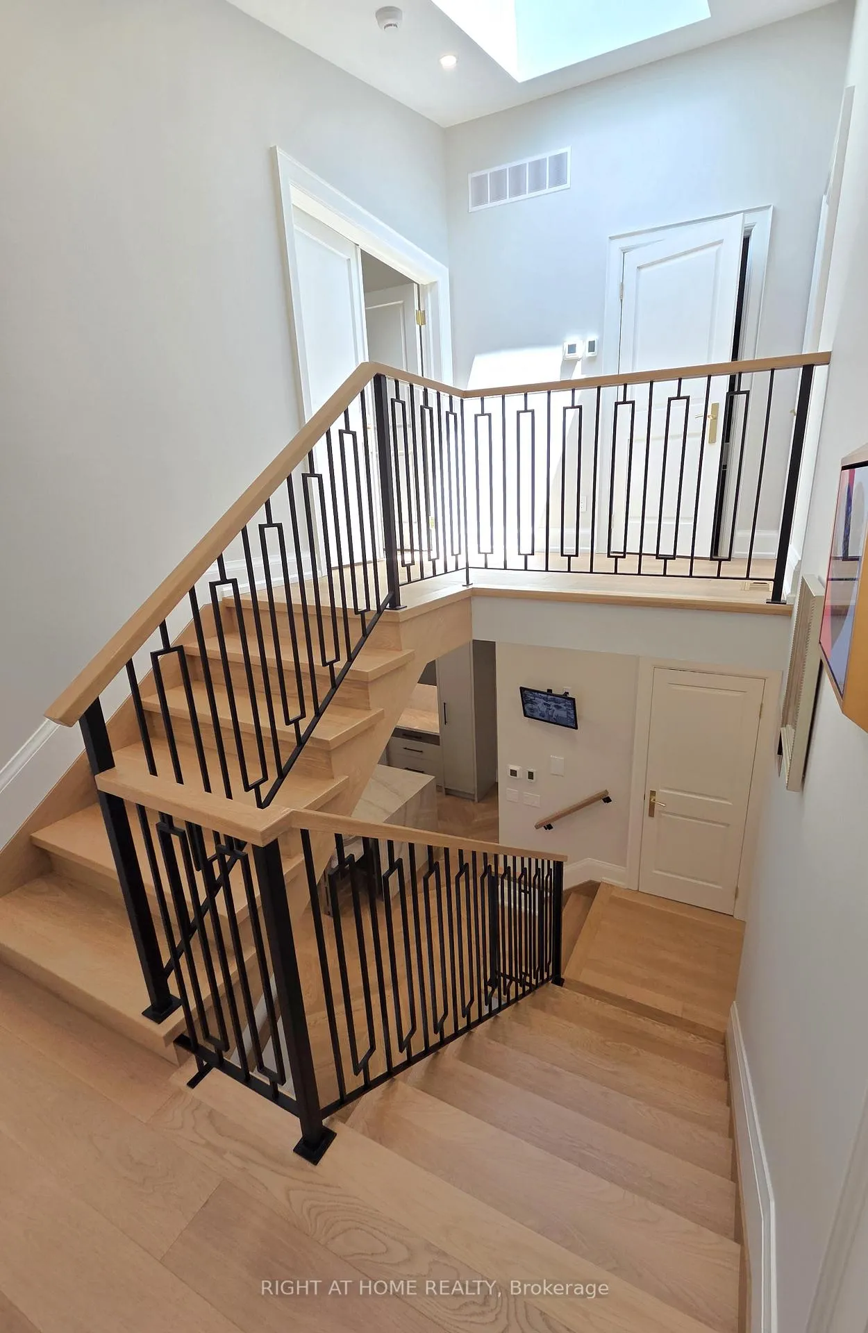 Photo 19 of 586 Broadway Avenue E, Toronto, Leaside — HOMEH