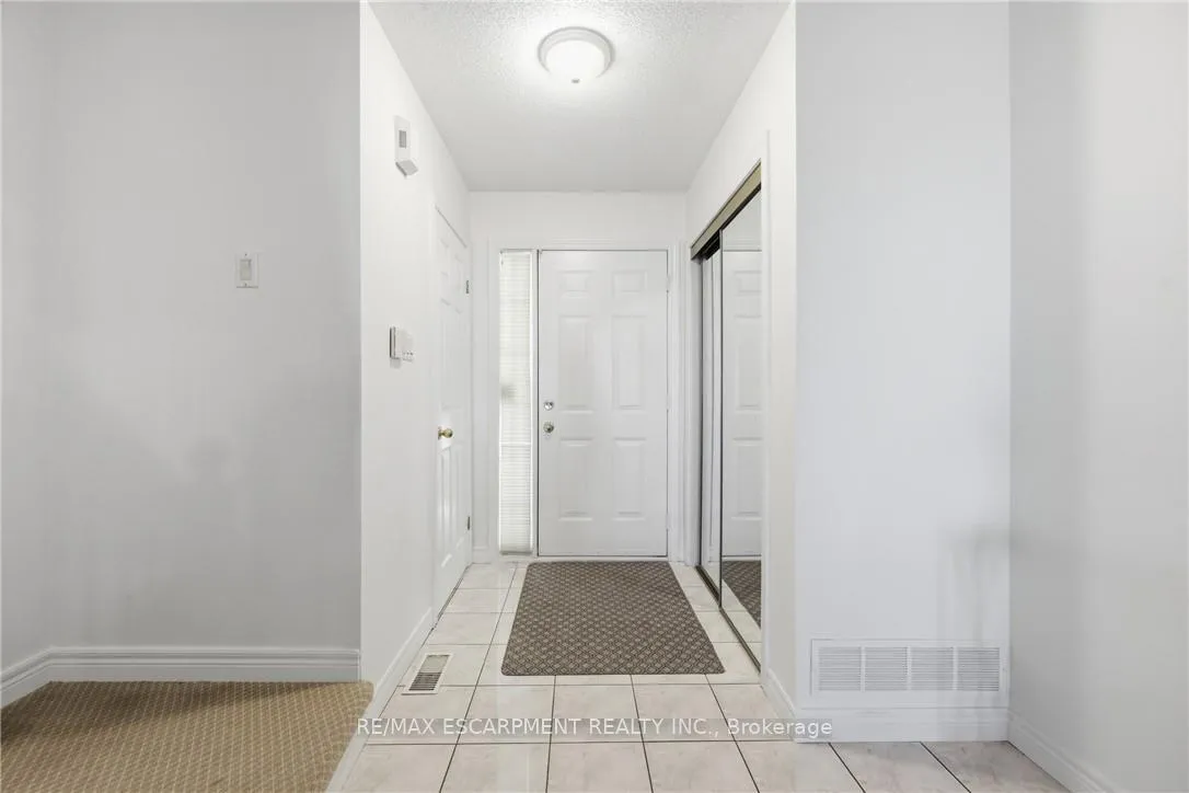 Photo 4 of Unit 6, 85 Edgewater Drive, Hamilton, Lakeshore — HOMEH