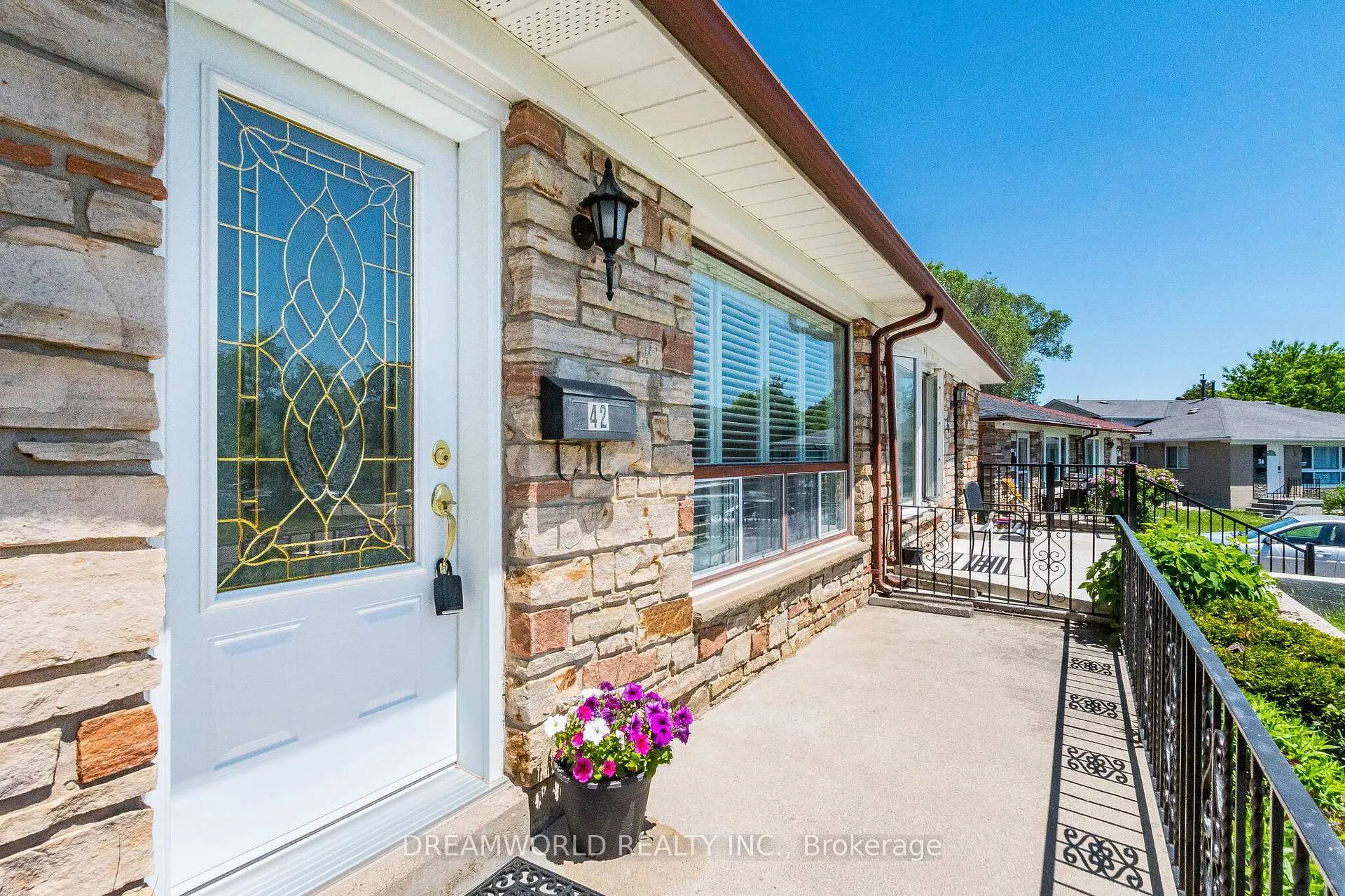 Photo 3 of 42 Northwood Drive, Brampton, Northwood Park — HOMEH