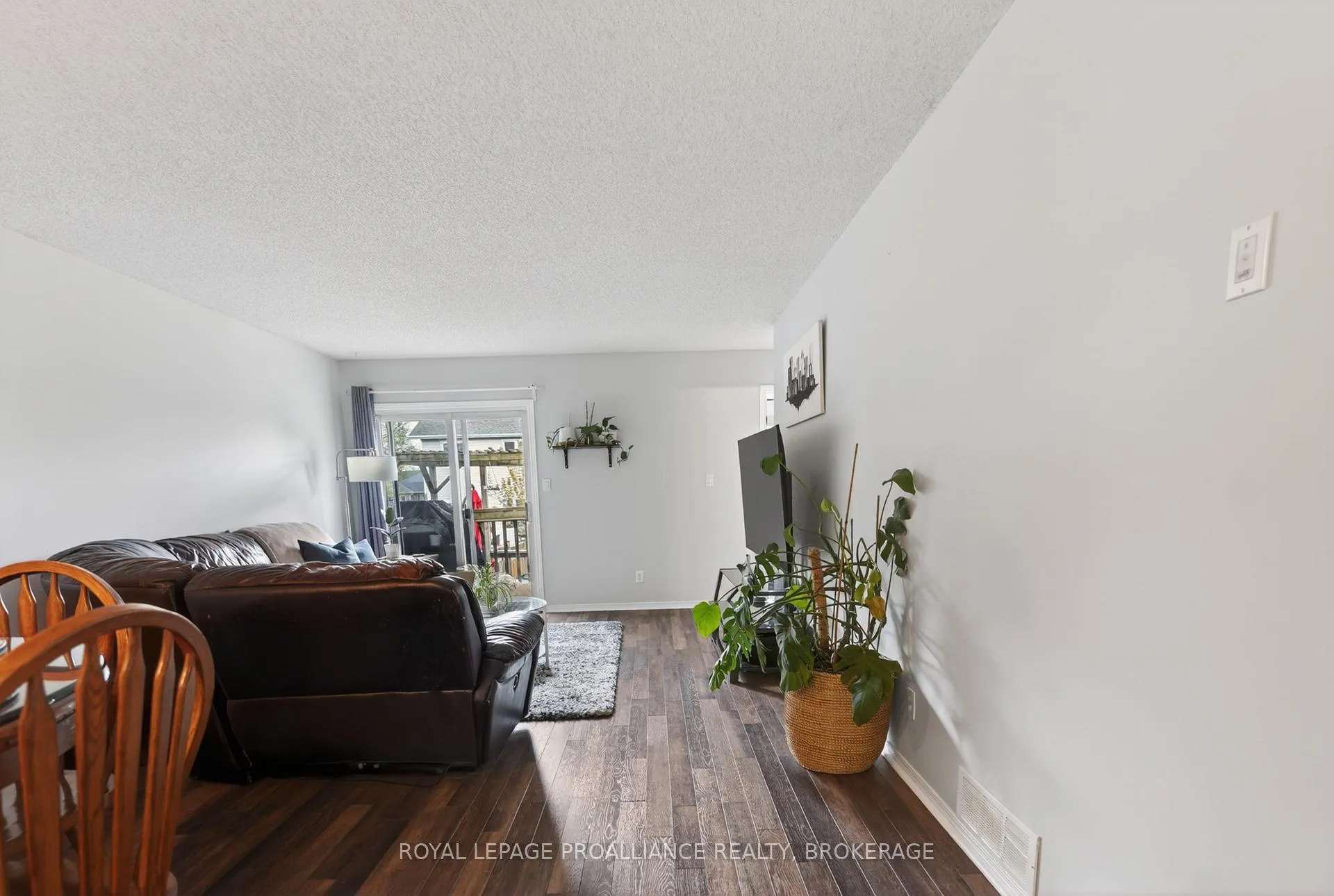 Photo 10 of 459 Maureen Street, Kingston, Kingston East (Incl Barret Crt) — HOMEH