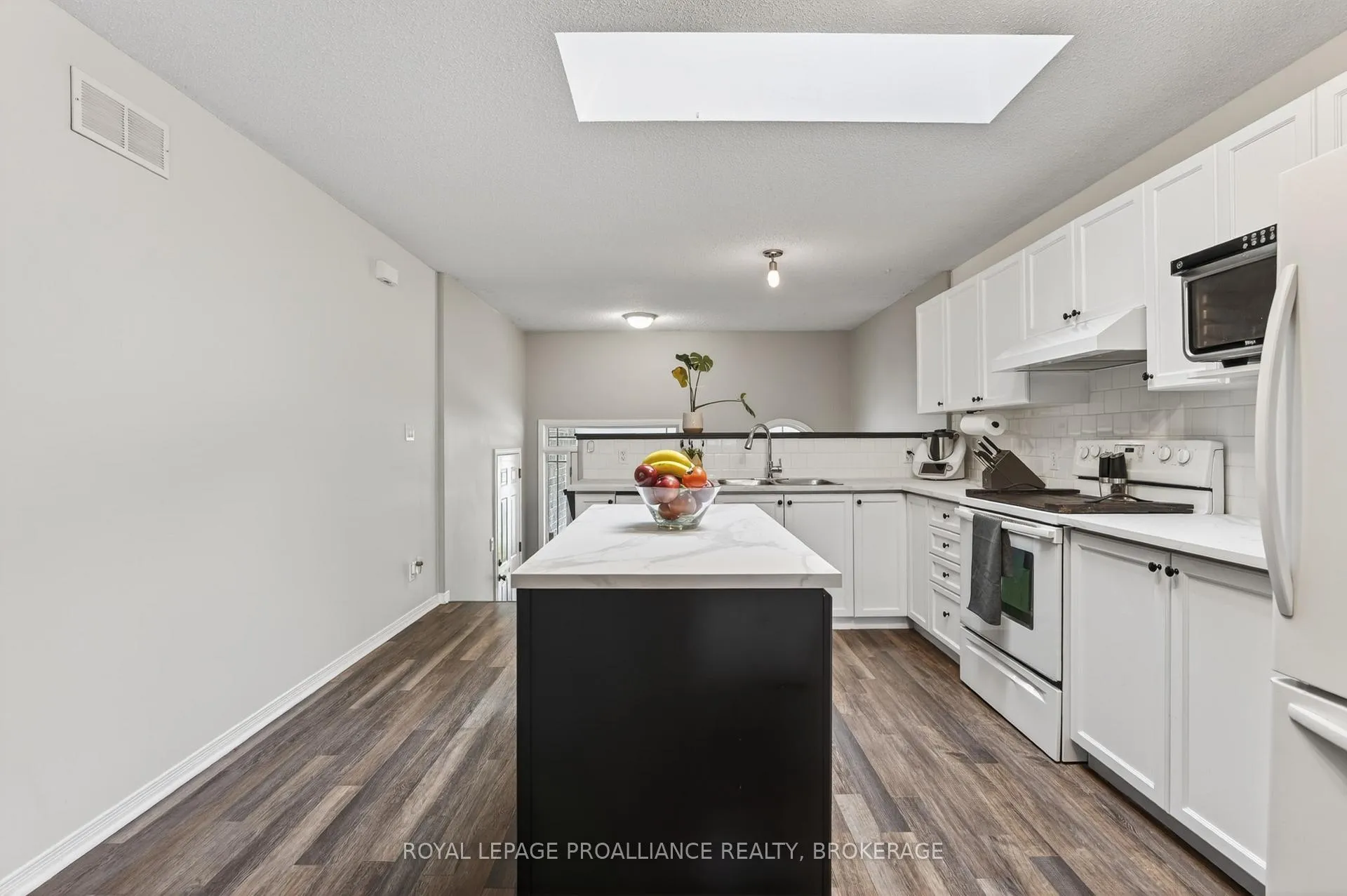 Photo 14 of 459 Maureen Street, Kingston, Kingston East (Incl Barret Crt) — HOMEH