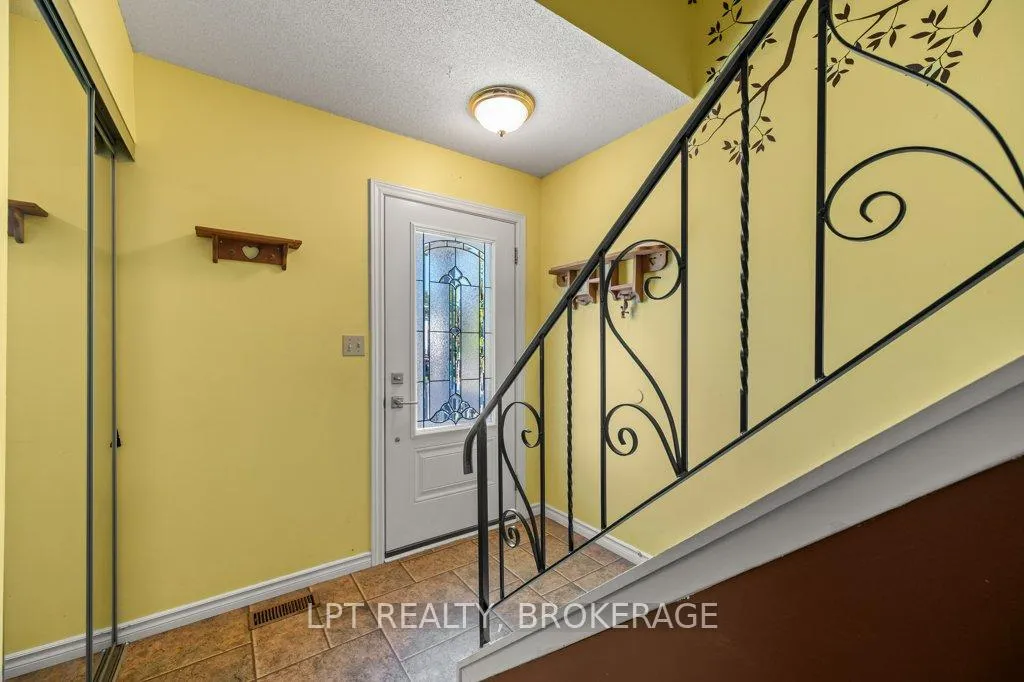 Photo 2 of 994 Uxbridge Crescent, Kingston, East Gardiners Rd — HOMEH