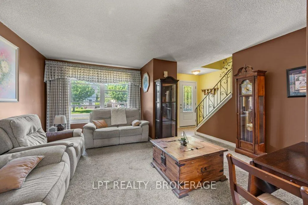 Photo 3 of 994 Uxbridge Crescent, Kingston, East Gardiners Rd — HOMEH