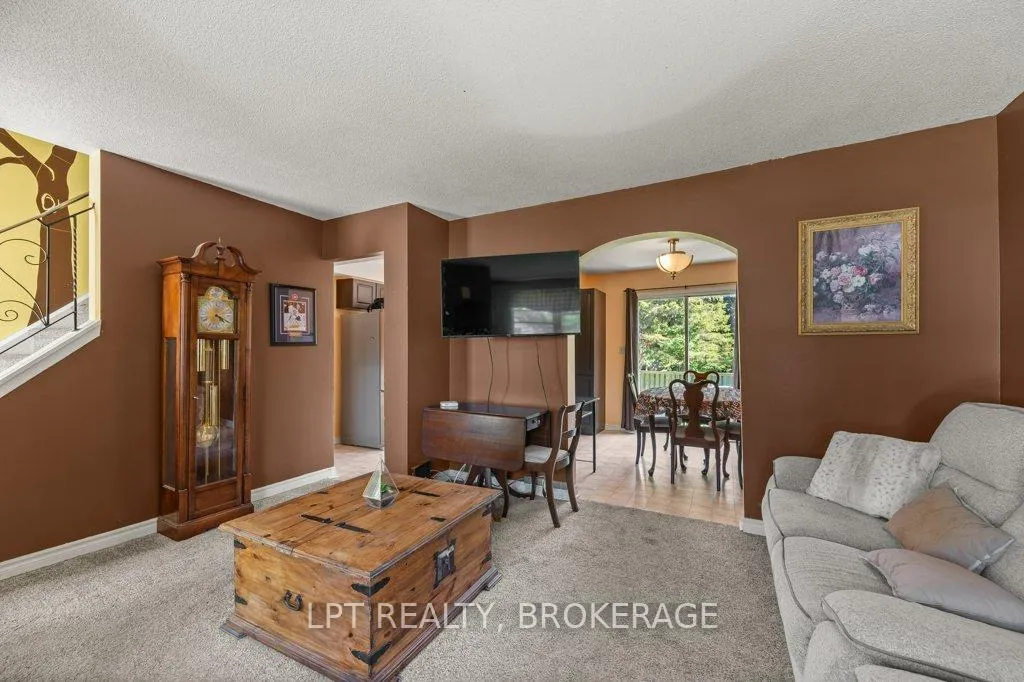 Photo 4 of 994 Uxbridge Crescent, Kingston, East Gardiners Rd — HOMEH