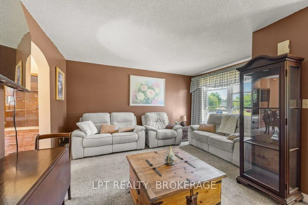 Photo 5 of 994 Uxbridge Crescent, Kingston, East Gardiners Rd — HOMEH