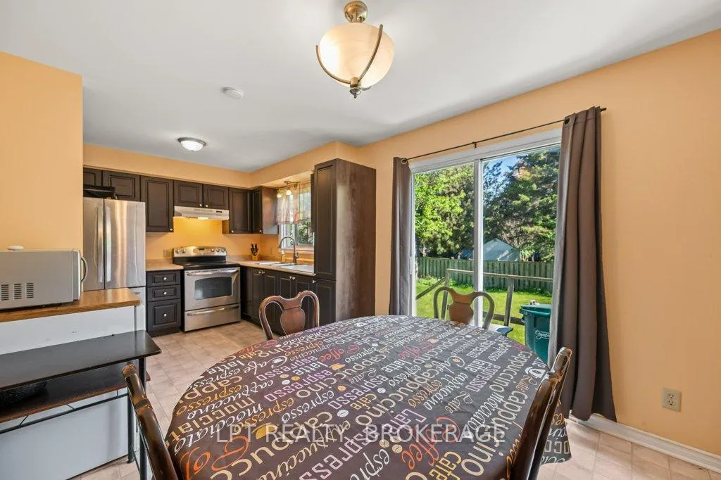 Photo 6 of 994 Uxbridge Crescent, Kingston, East Gardiners Rd — HOMEH