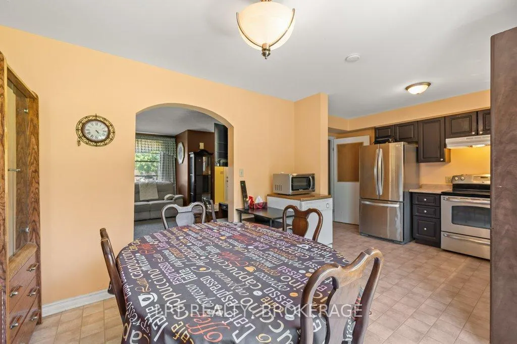 Photo 7 of 994 Uxbridge Crescent, Kingston, East Gardiners Rd — HOMEH