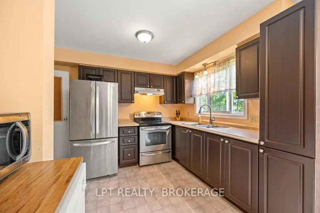 Photo 8 of 994 Uxbridge Crescent, Kingston, East Gardiners Rd — HOMEH