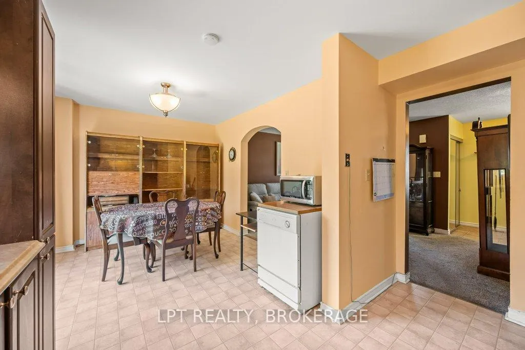 Photo 9 of 994 Uxbridge Crescent, Kingston, East Gardiners Rd — HOMEH