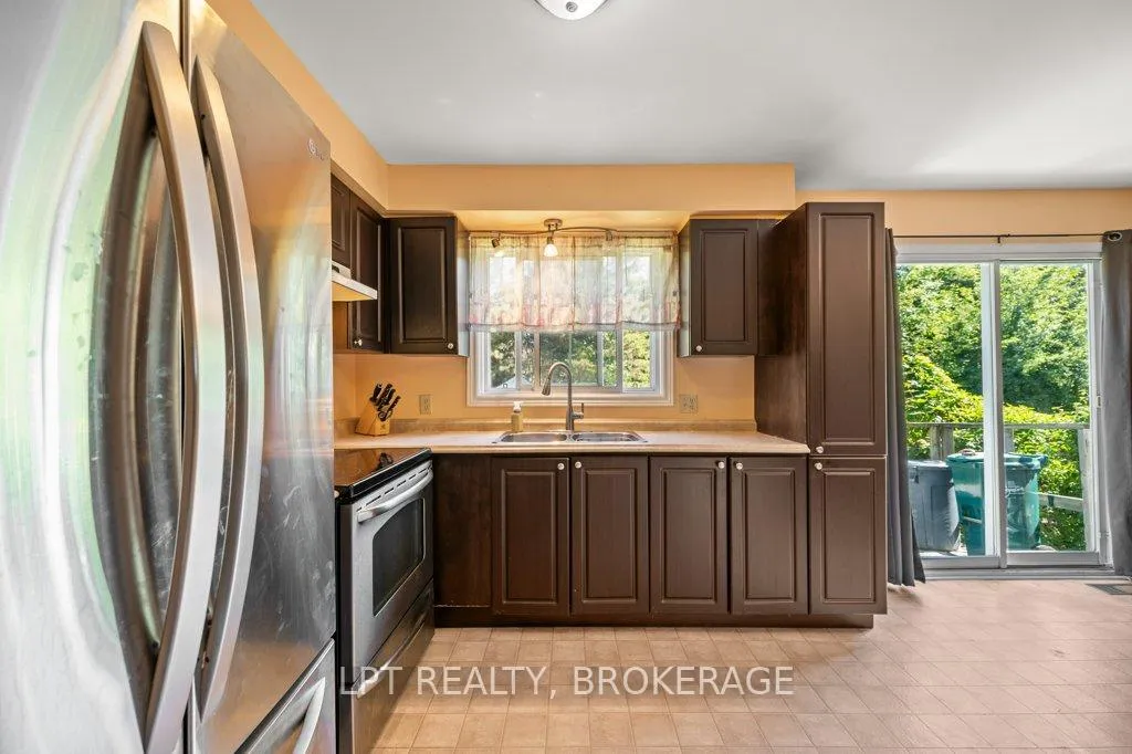 Photo 10 of 994 Uxbridge Crescent, Kingston, East Gardiners Rd — HOMEH