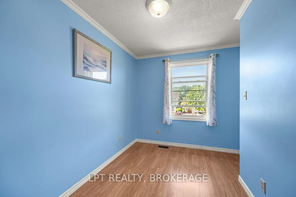 Photo 16 of 994 Uxbridge Crescent, Kingston, East Gardiners Rd — HOMEH