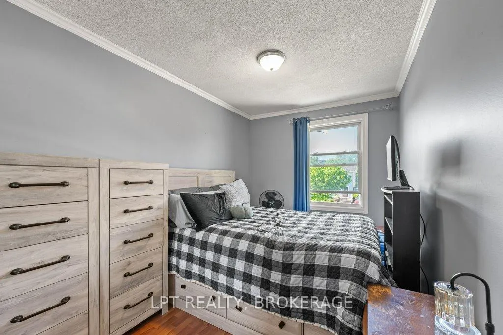 Photo 18 of 994 Uxbridge Crescent, Kingston, East Gardiners Rd — HOMEH