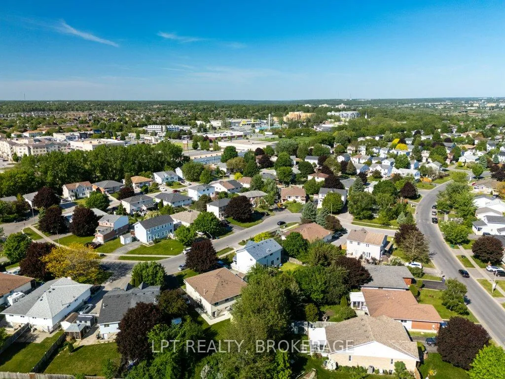 Photo 33 of 994 Uxbridge Crescent, Kingston, East Gardiners Rd — HOMEH