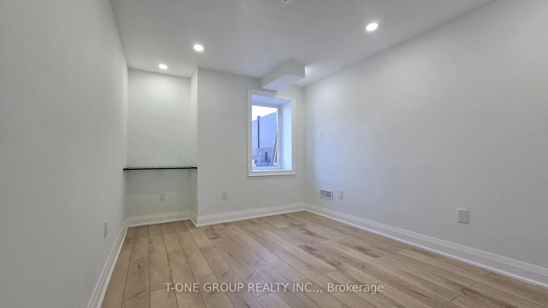 Photo 5 of 13 Eberly Woods Drive, Markham, Victoria Manor-Jennings Gate — HOMEH
