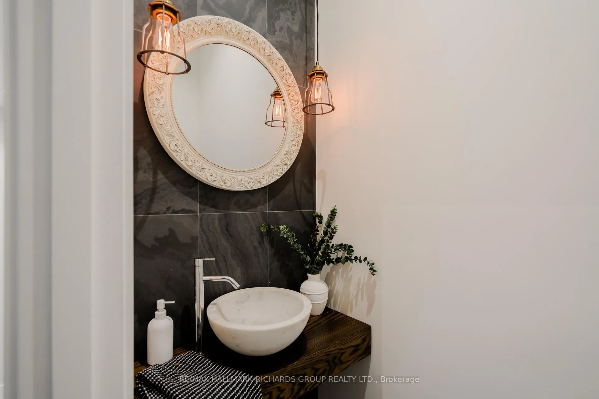 Photo 16 of 96 Scarborough Road, Toronto, The Beaches — HOMEH