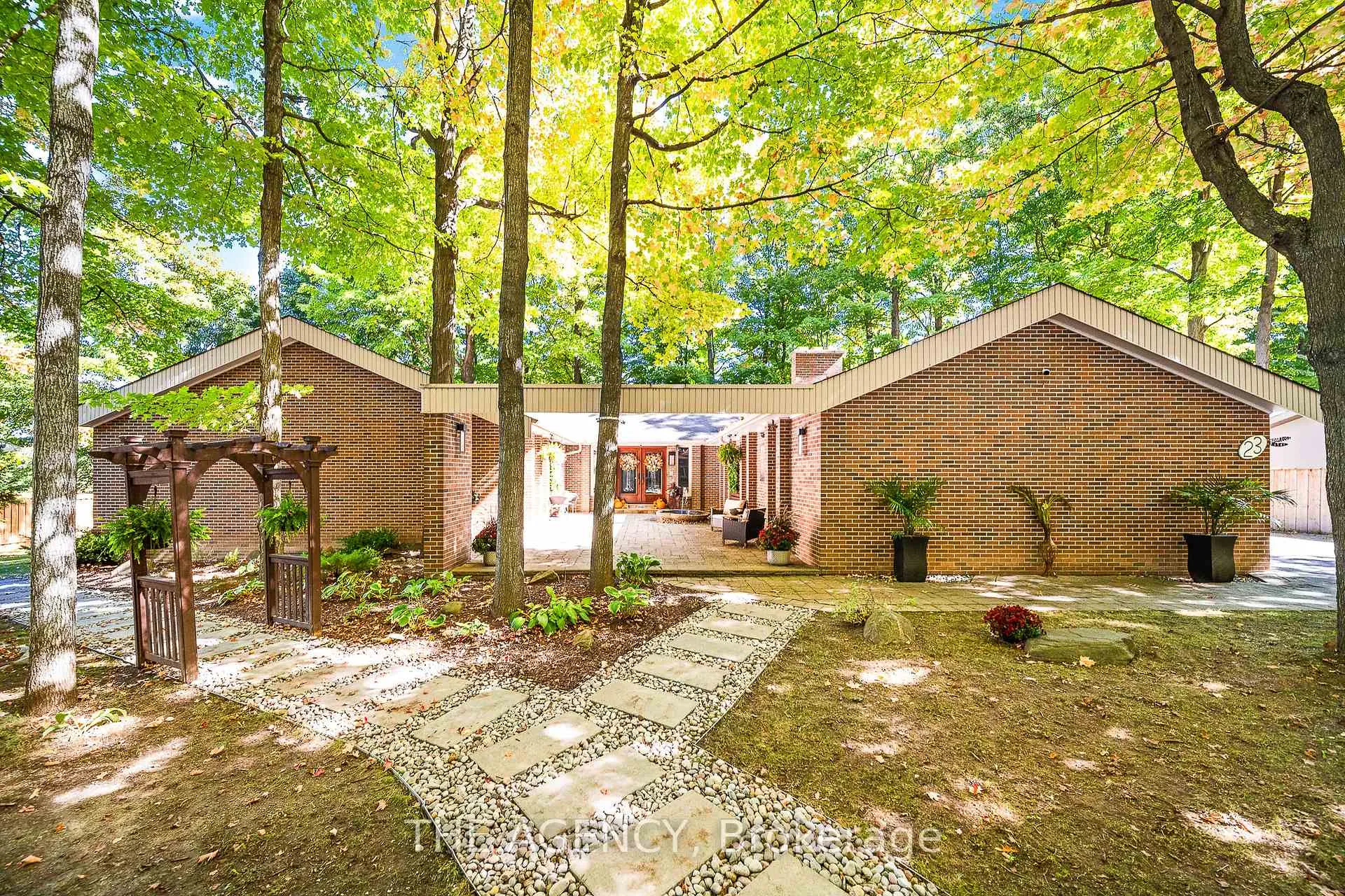 Photo 3 of 23 Cedarwood Crescent, King, Nobleton — HOMEH