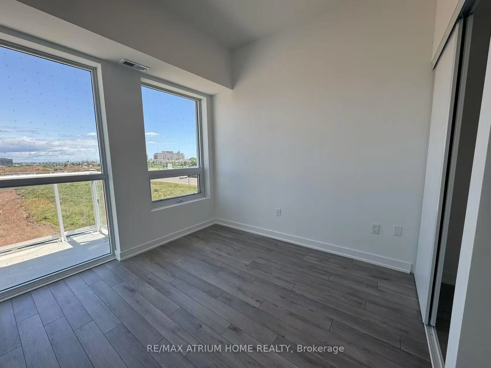 Photo 7 of Unit 536, 1005 Dundas Street E, Oakville, Joshua Meadows — HOMEH