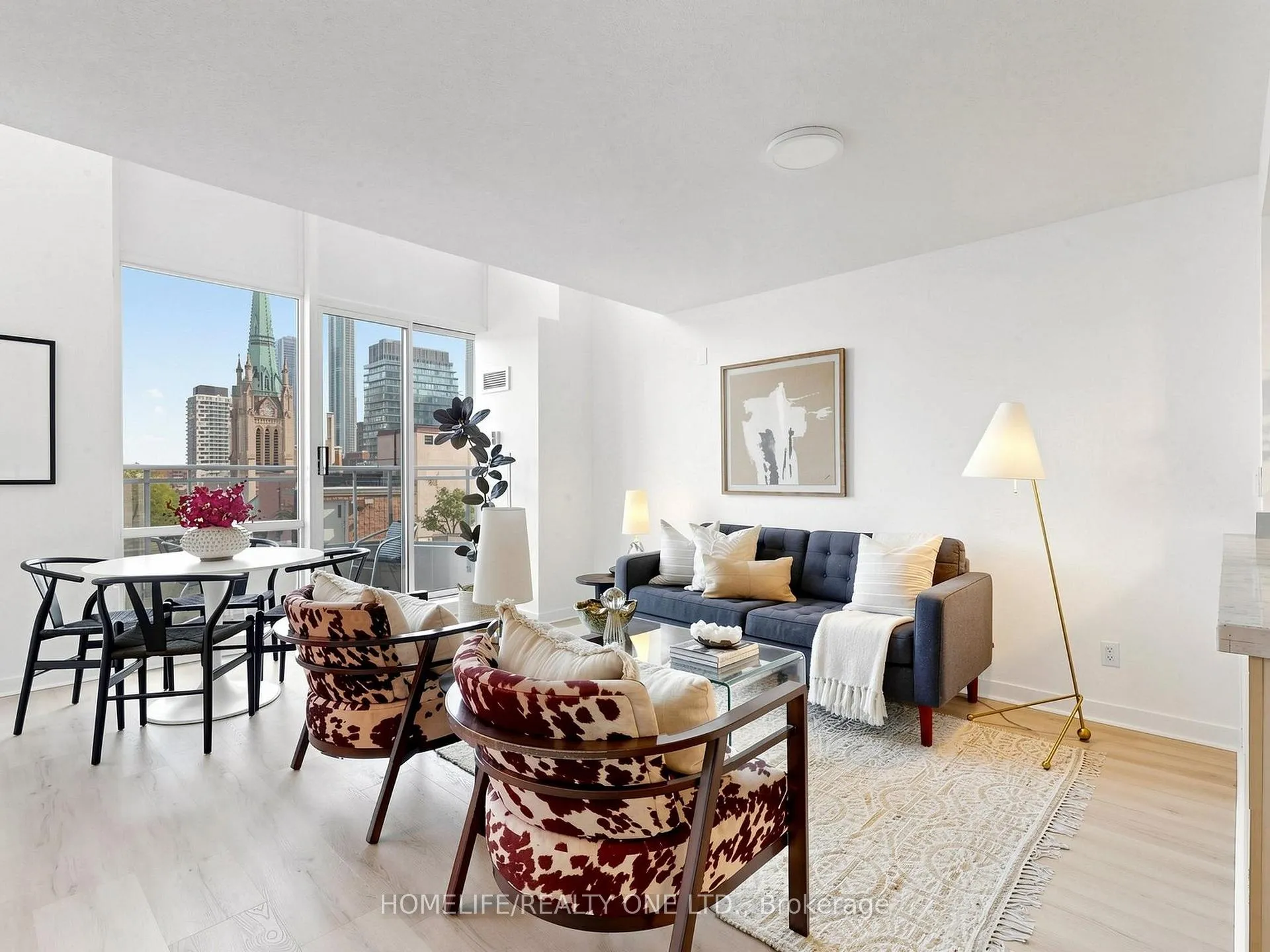 Photo 2 of Unit 913, 77 Lombard Street, Toronto, Church-Yonge Corridor — HOMEH