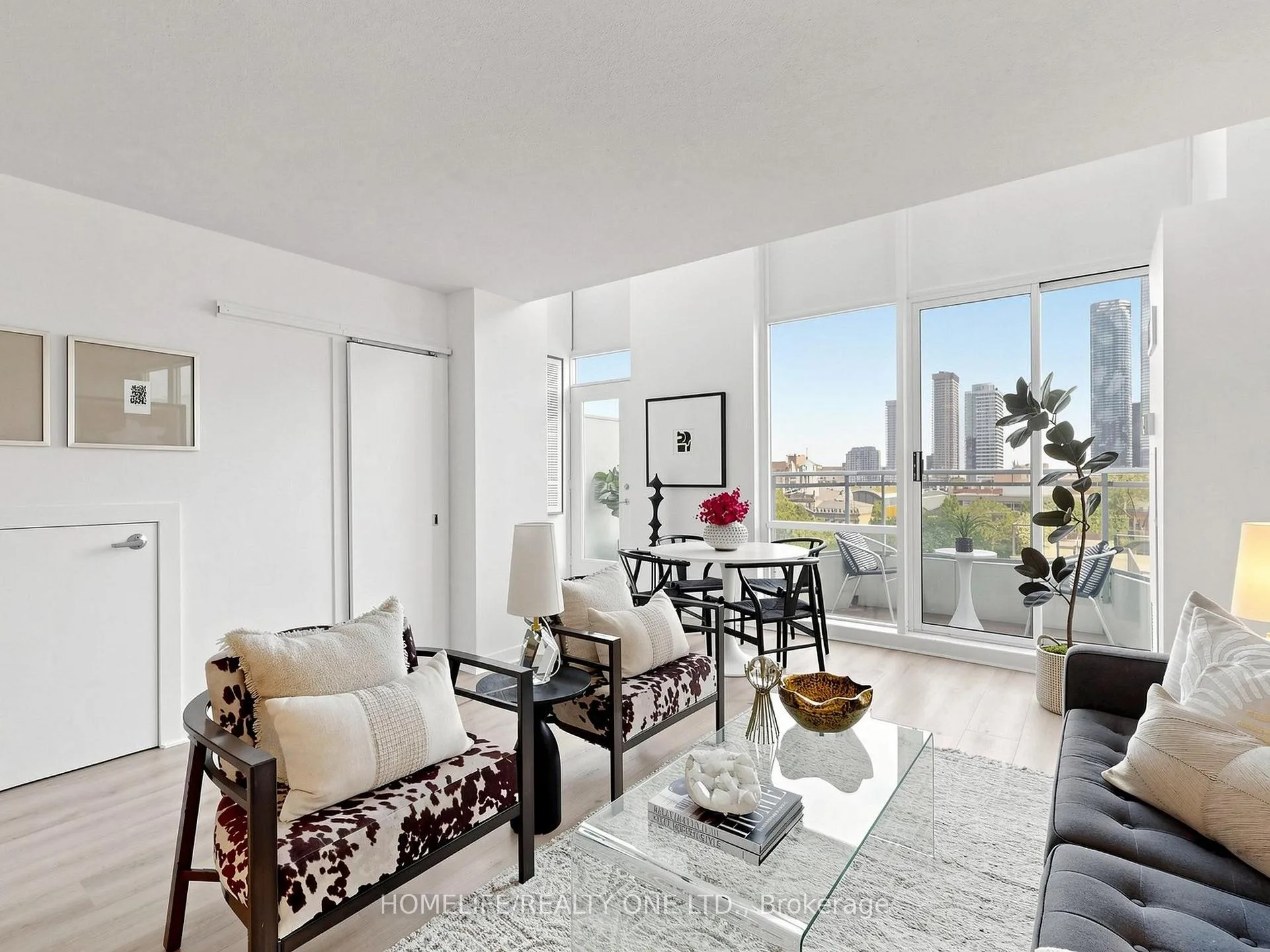 Photo 3 of Unit 913, 77 Lombard Street, Toronto, Church-Yonge Corridor — HOMEH