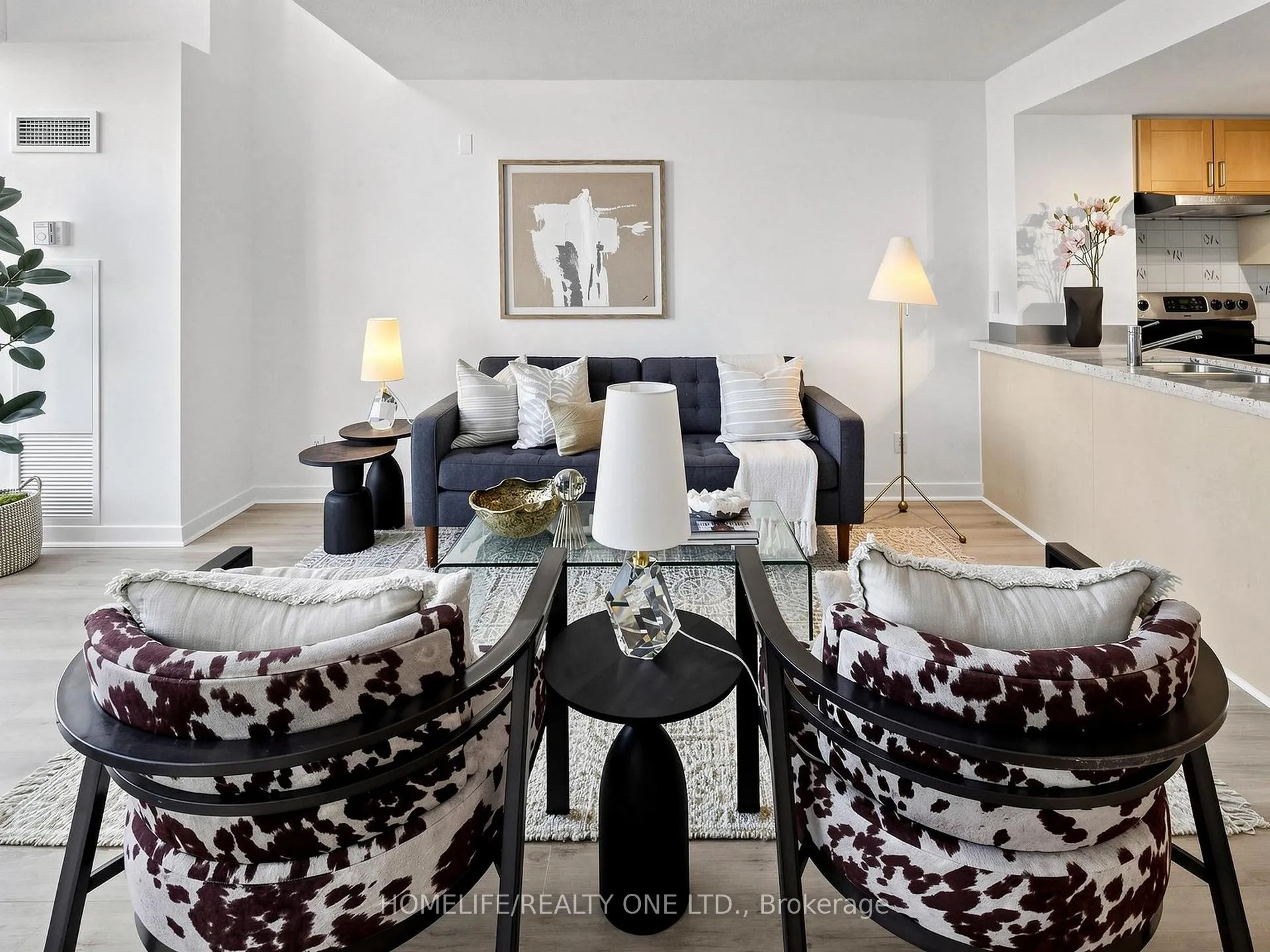 Photo 5 of Unit 913, 77 Lombard Street, Toronto, Church-Yonge Corridor — HOMEH