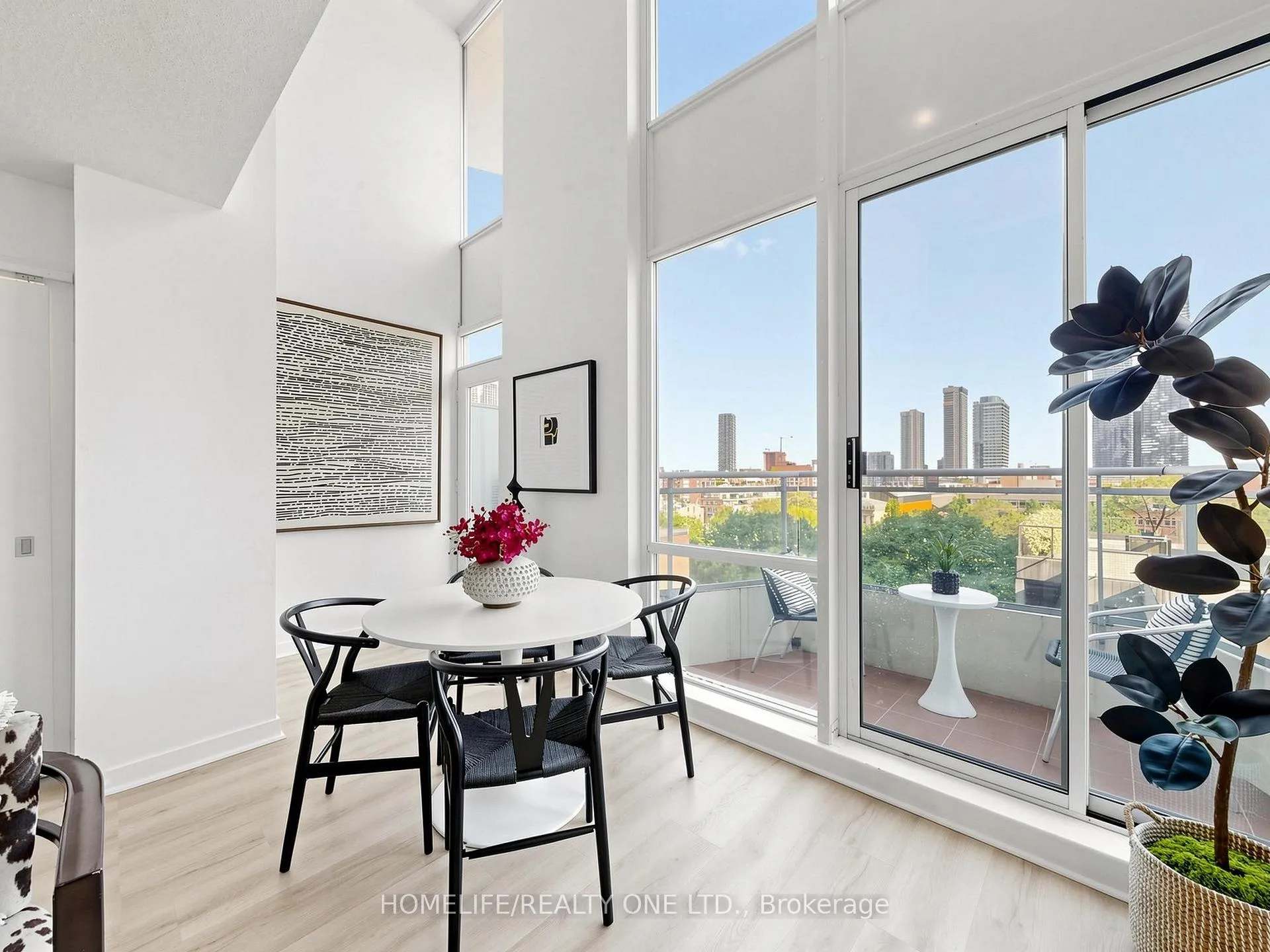 Photo 8 of Unit 913, 77 Lombard Street, Toronto, Church-Yonge Corridor — HOMEH