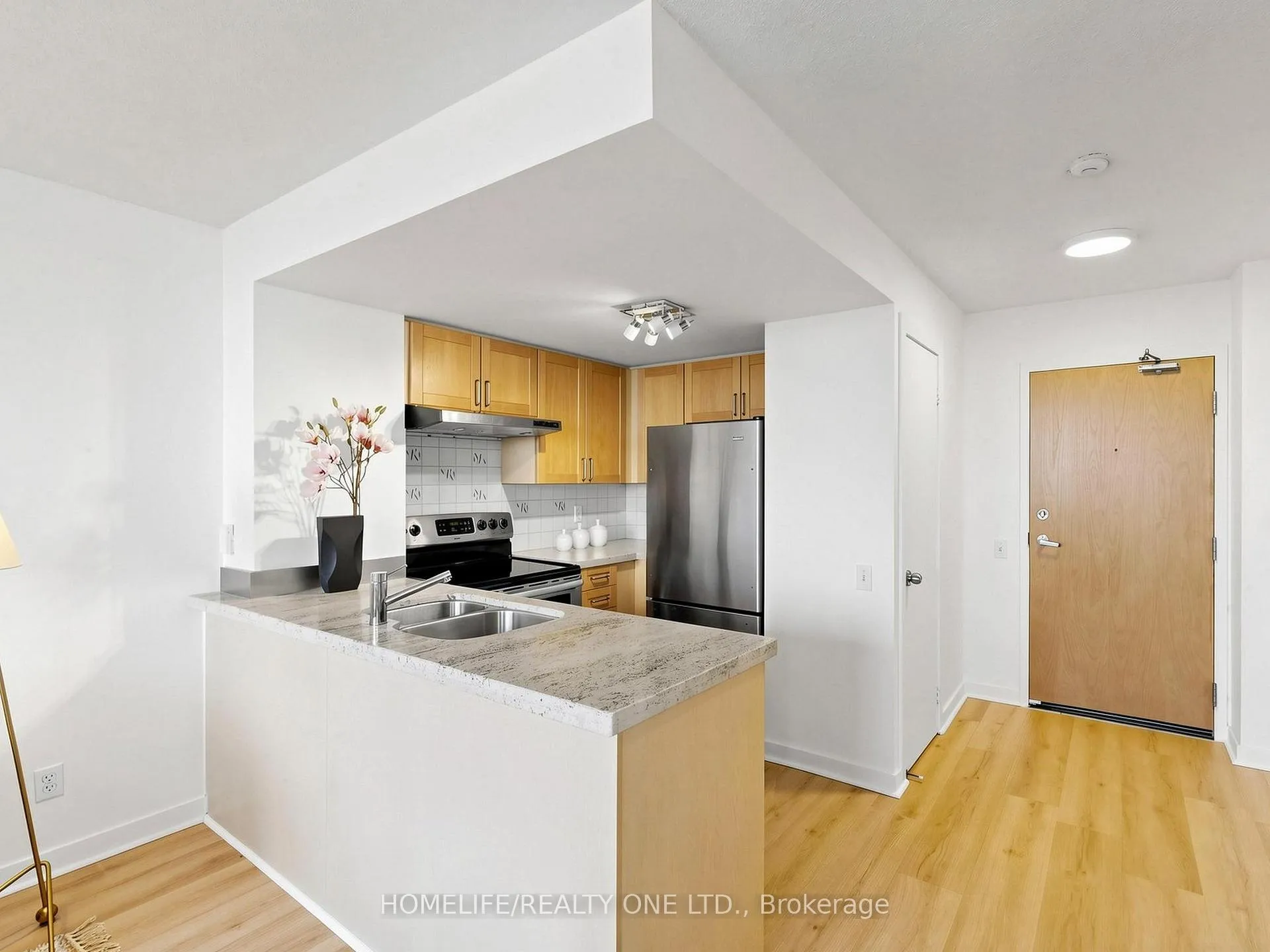 Photo 15 of Unit 913, 77 Lombard Street, Toronto, Church-Yonge Corridor — HOMEH