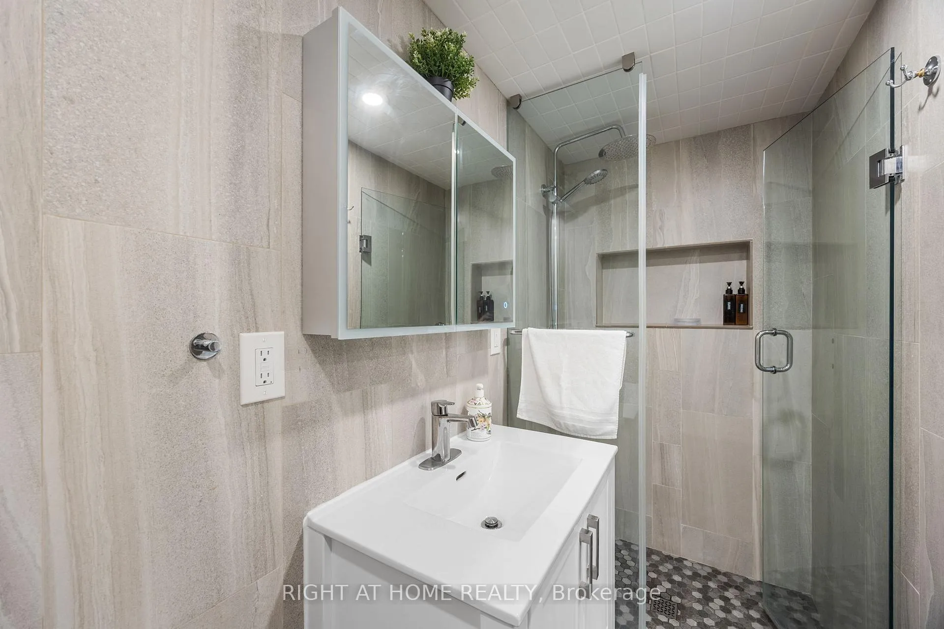 Photo 36 of 107 Otter Crescent, Toronto, Bedford Park-Nortown — HOMEH