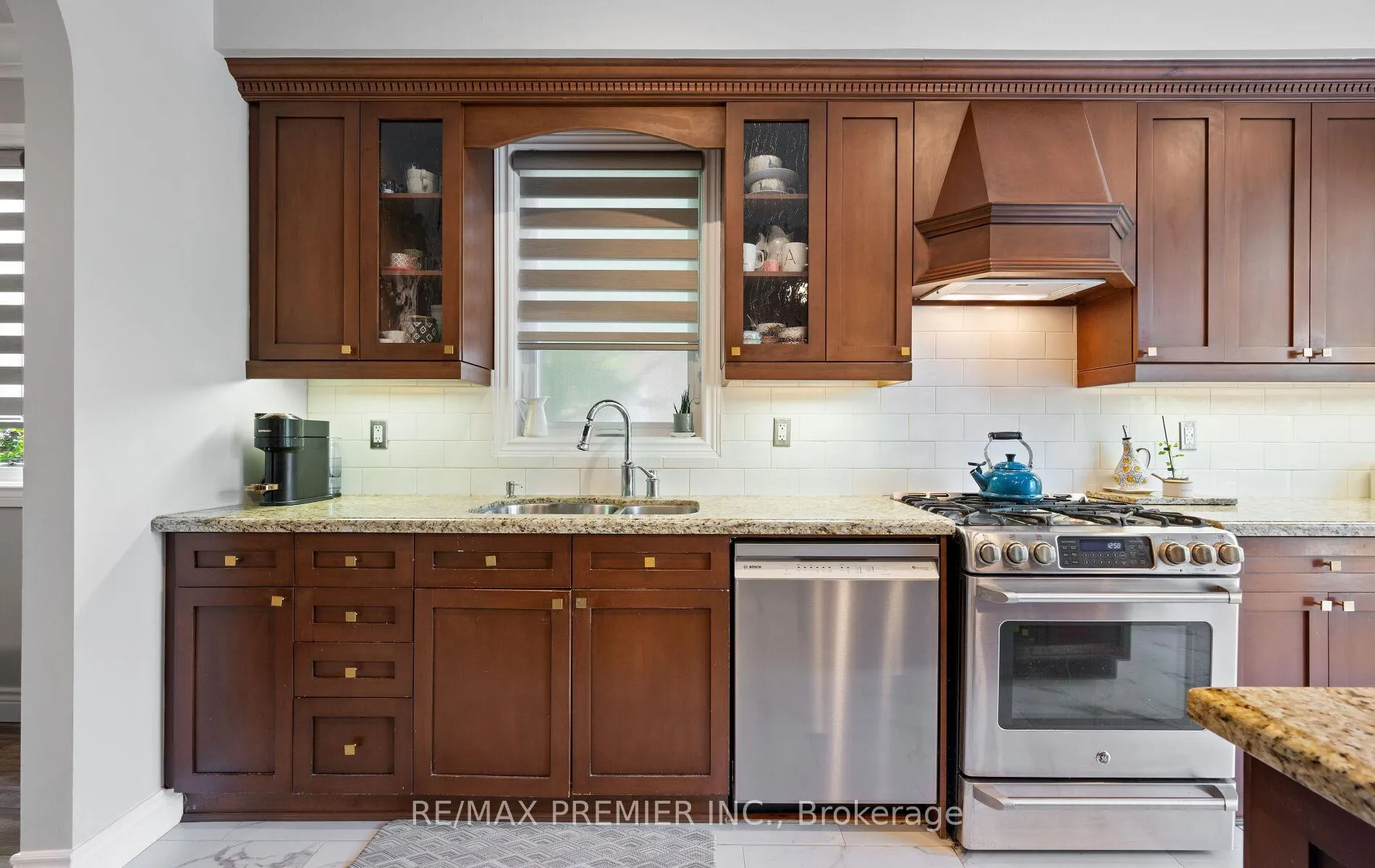 Photo 12 of 283 Kirkvalley Crescent, Aurora, Bayview Wellington — HOMEH