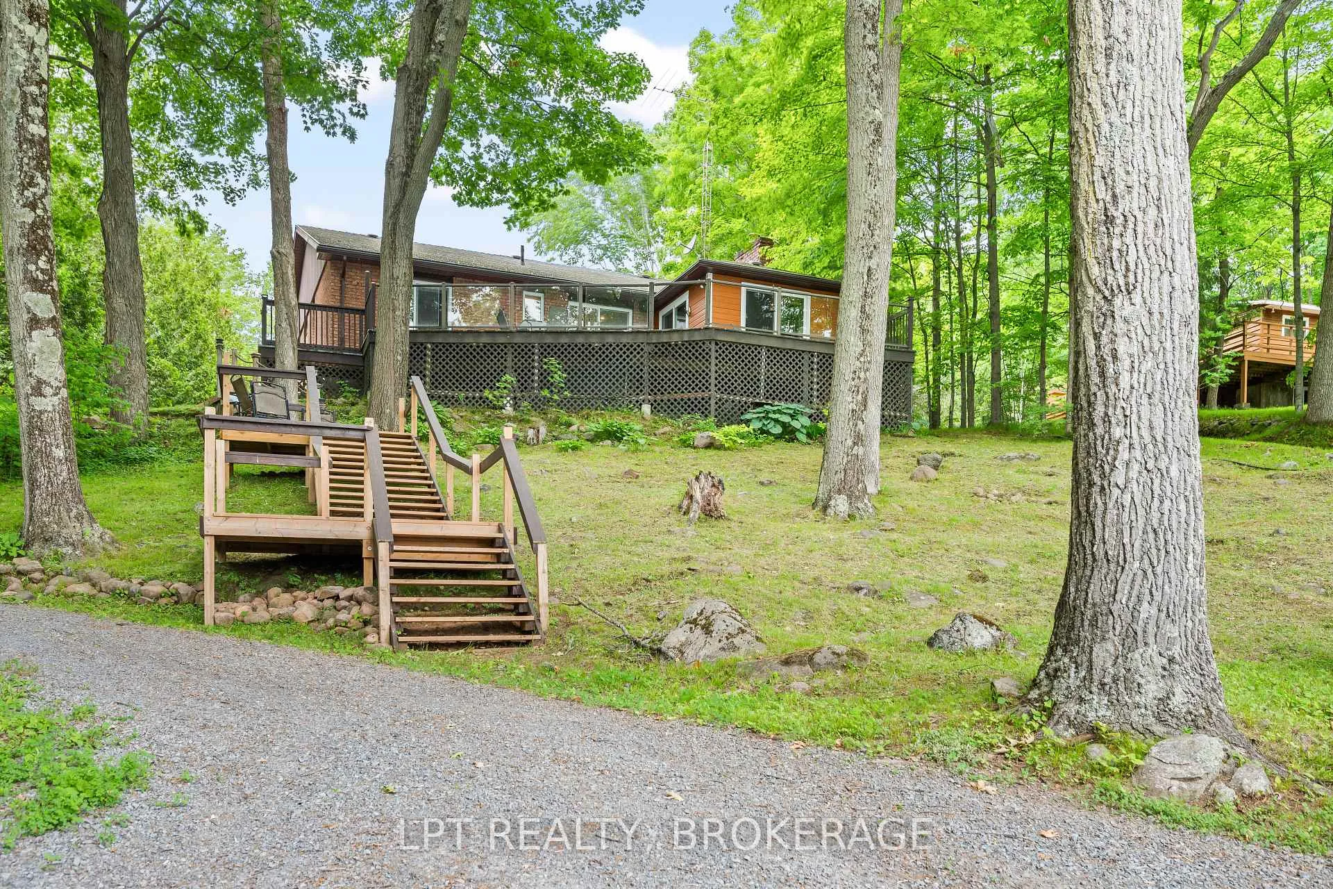 Photo 3 of 31 Acorn Lane, Frontenac, Frontenac South — HOMEH