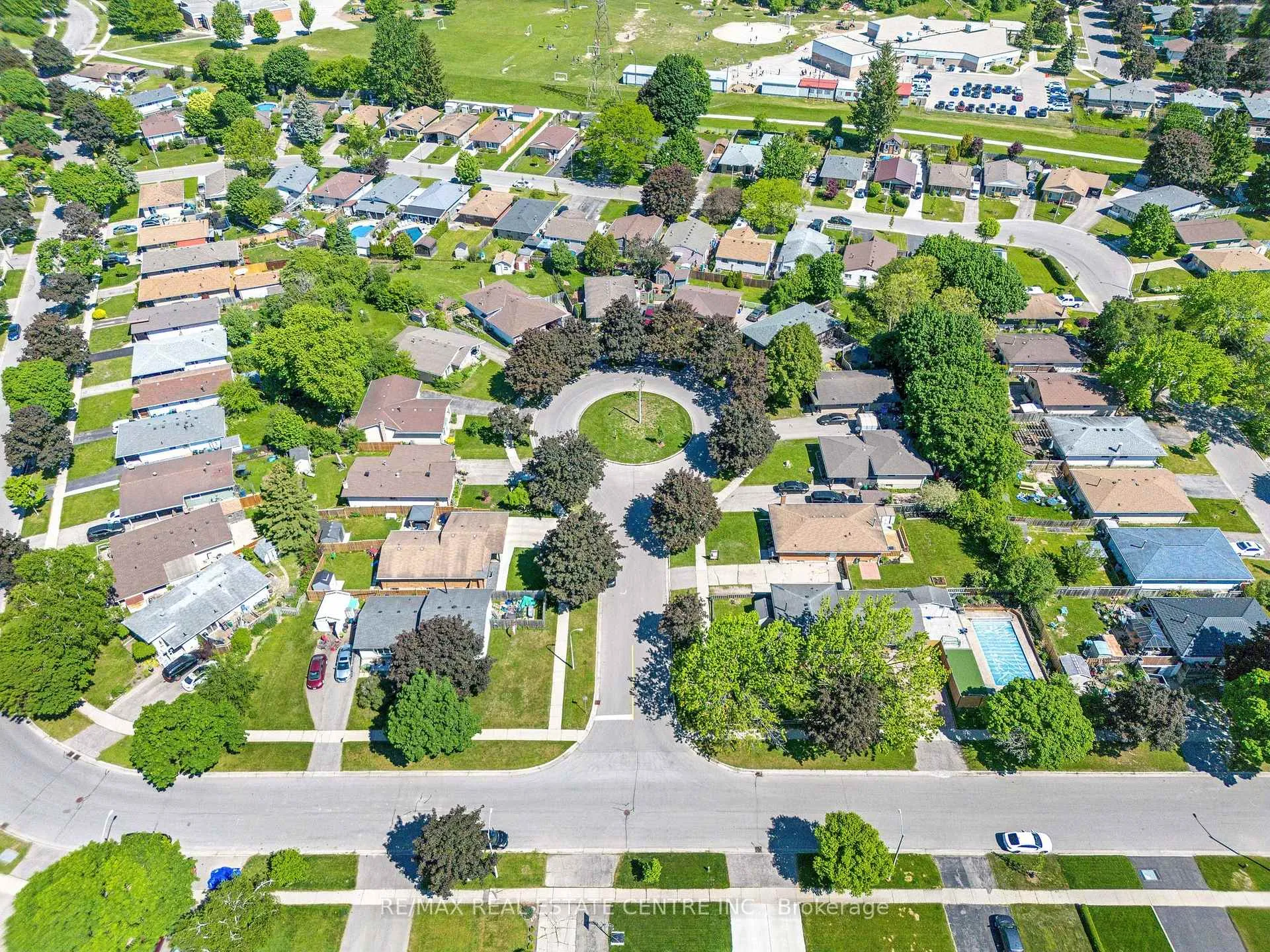 Photo 1 of 12 Selkirk Court, Kitchener — HOMEH