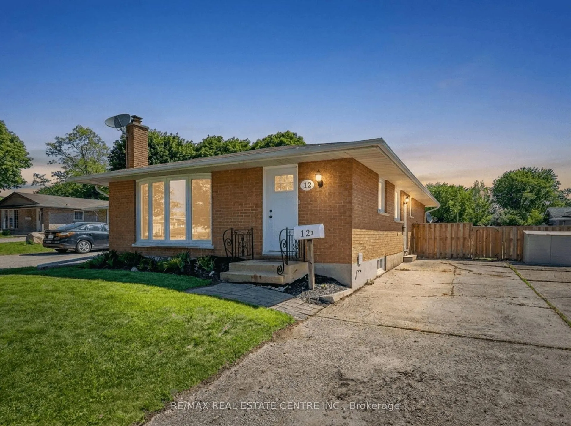 Photo 2 of 12 Selkirk Court, Kitchener — HOMEH