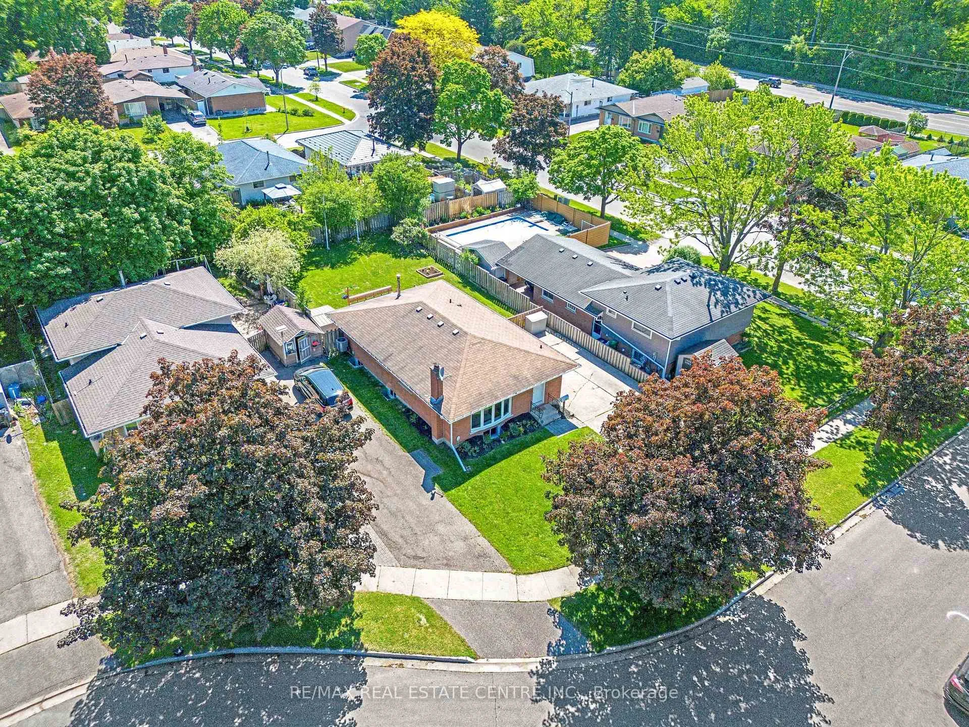 Photo 5 of 12 Selkirk Court, Kitchener — HOMEH