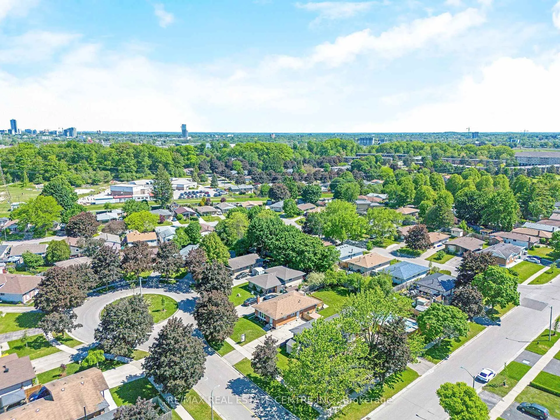 Photo 6 of 12 Selkirk Court, Kitchener — HOMEH