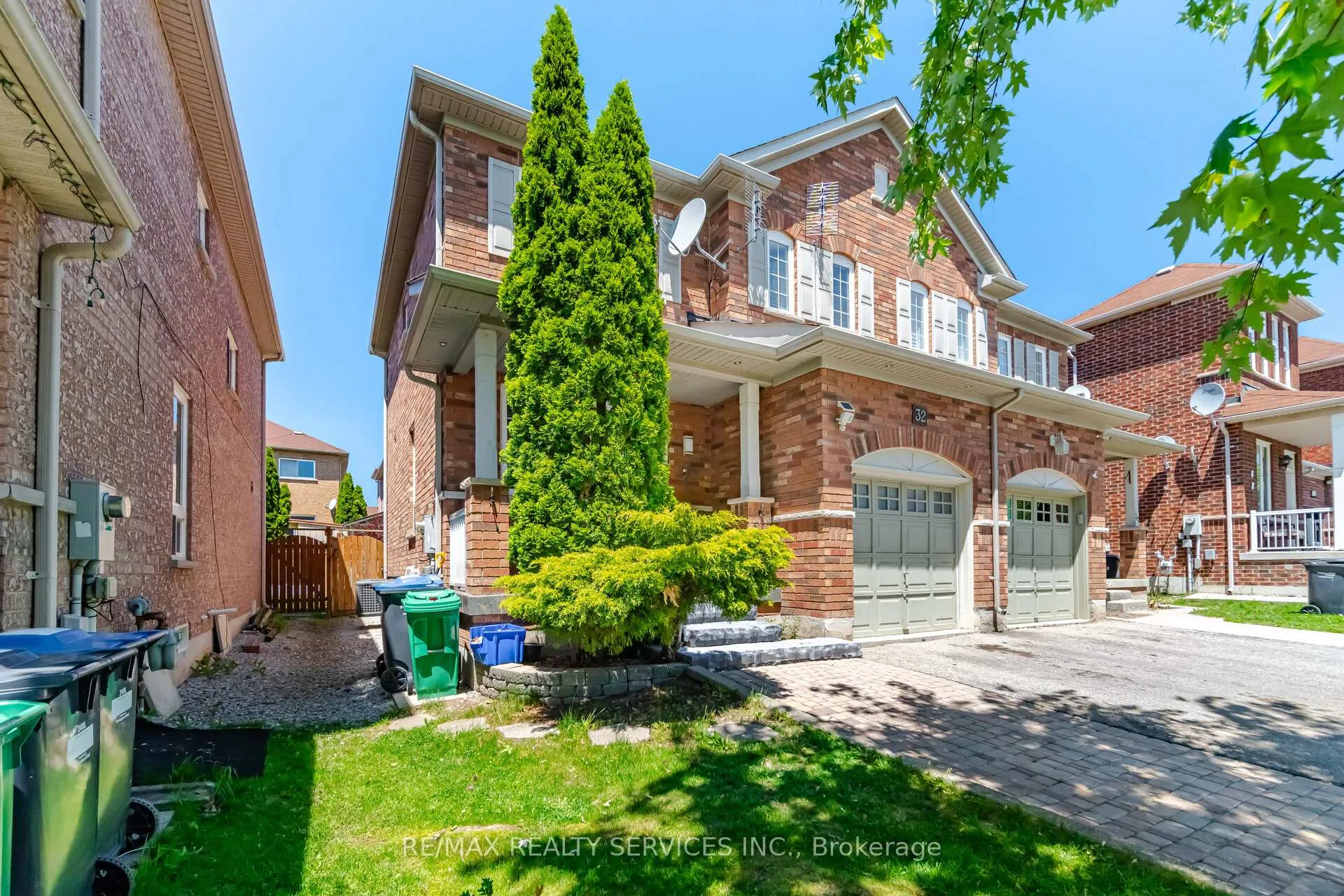 Photo 3 of 32 Ashdale Road, Brampton, Bram West — HOMEH