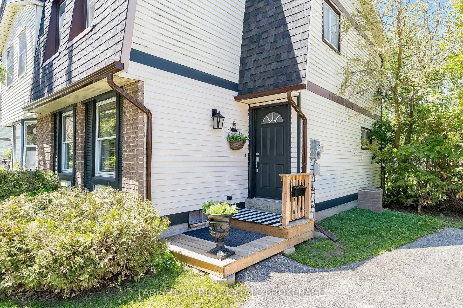Photo 4 of 37 Wilde Place, Barrie, Letitia Heights — HOMEH