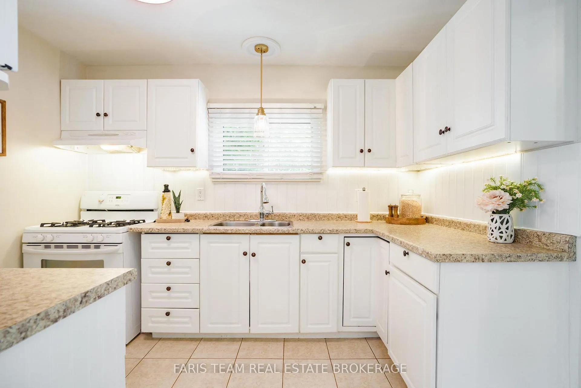 Photo 5 of 37 Wilde Place, Barrie, Letitia Heights — HOMEH